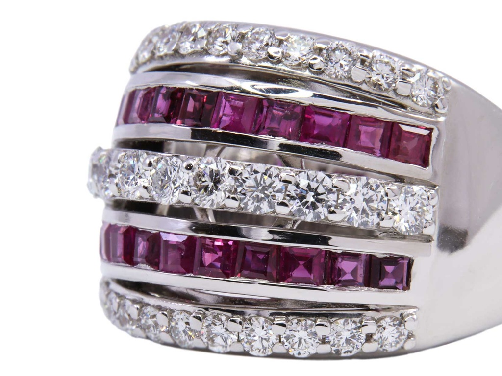 Anello in oro bianco 750/°°° di grammi 14.20 con rubini ct 1.72 e diamanti ct 1.28 