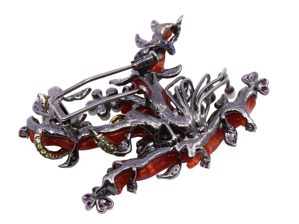 Spilla in oro brunito 18kt con corallo, serpenti, floreale, gr. 32,40 totali