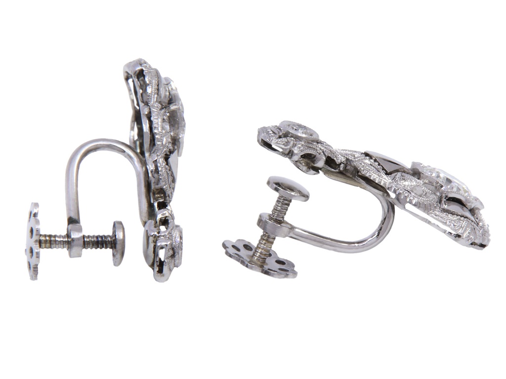 Orecchini in oro bianco a titolo 750/°°° di grammi 5.30 con dei diamanti naturali
