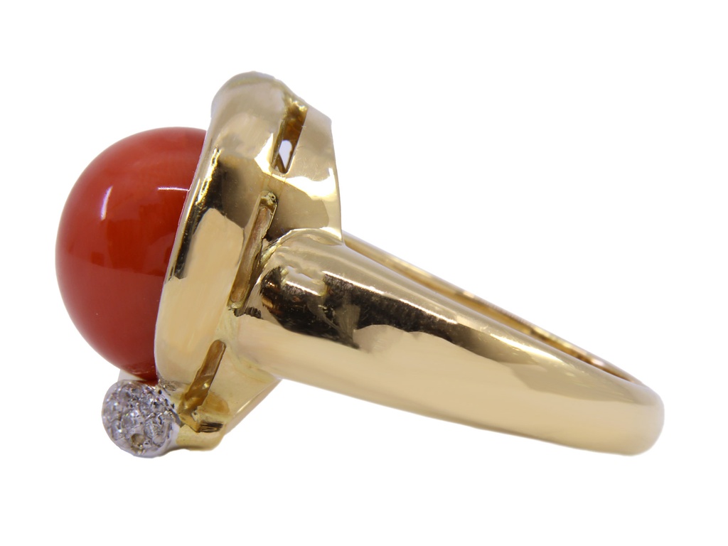 Anello in oro giallo a titolo 750/°°° (18 carati) di grammi 14.50 con corallo e dei piccoli diamantini