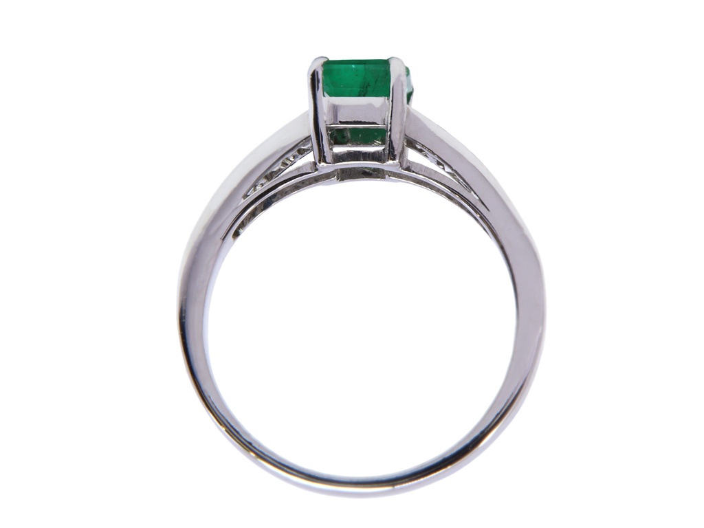 Anello in oro bianco a titolo 750/°°° di grammi 4.50 con uno smeraldo di ct 0.93 edei diamanti taglio princes per un totale di ct 0.43