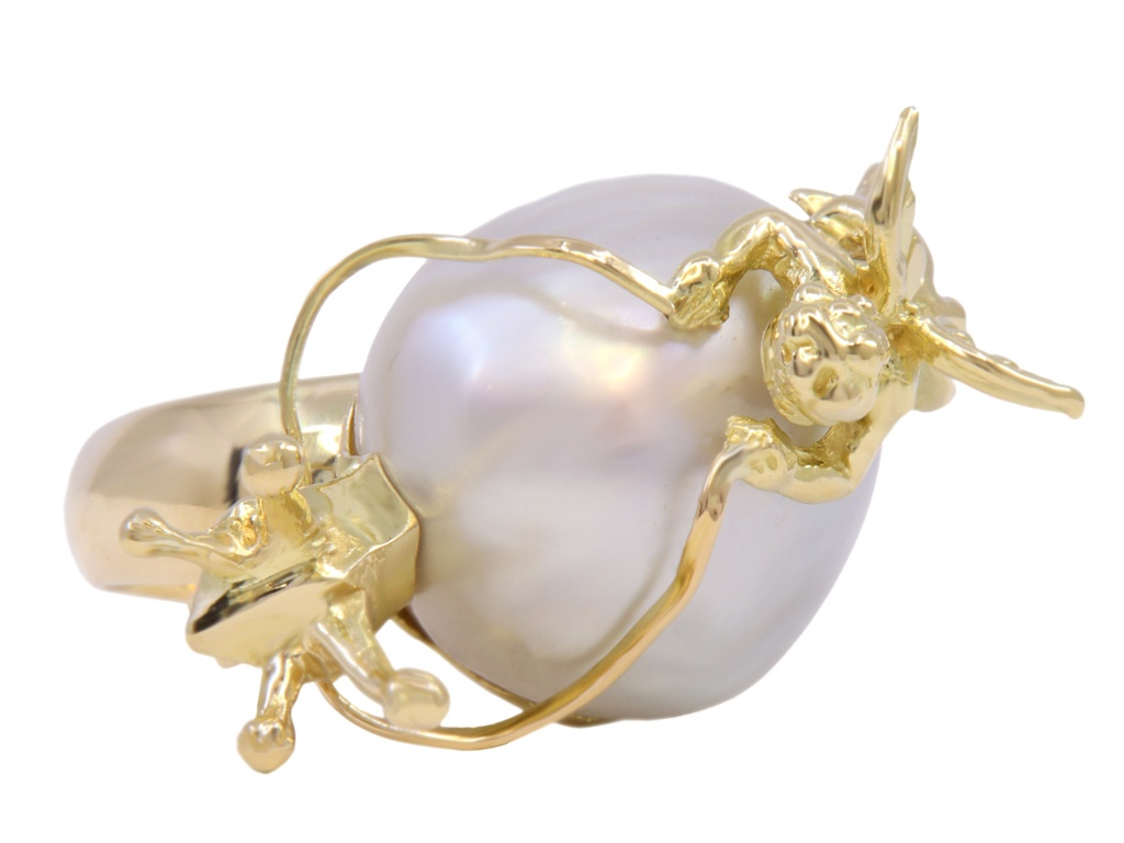 Anello in oro giallo con una perla coltivata australiana  a titolo 750/°°° di grammi complessivi di 21.50