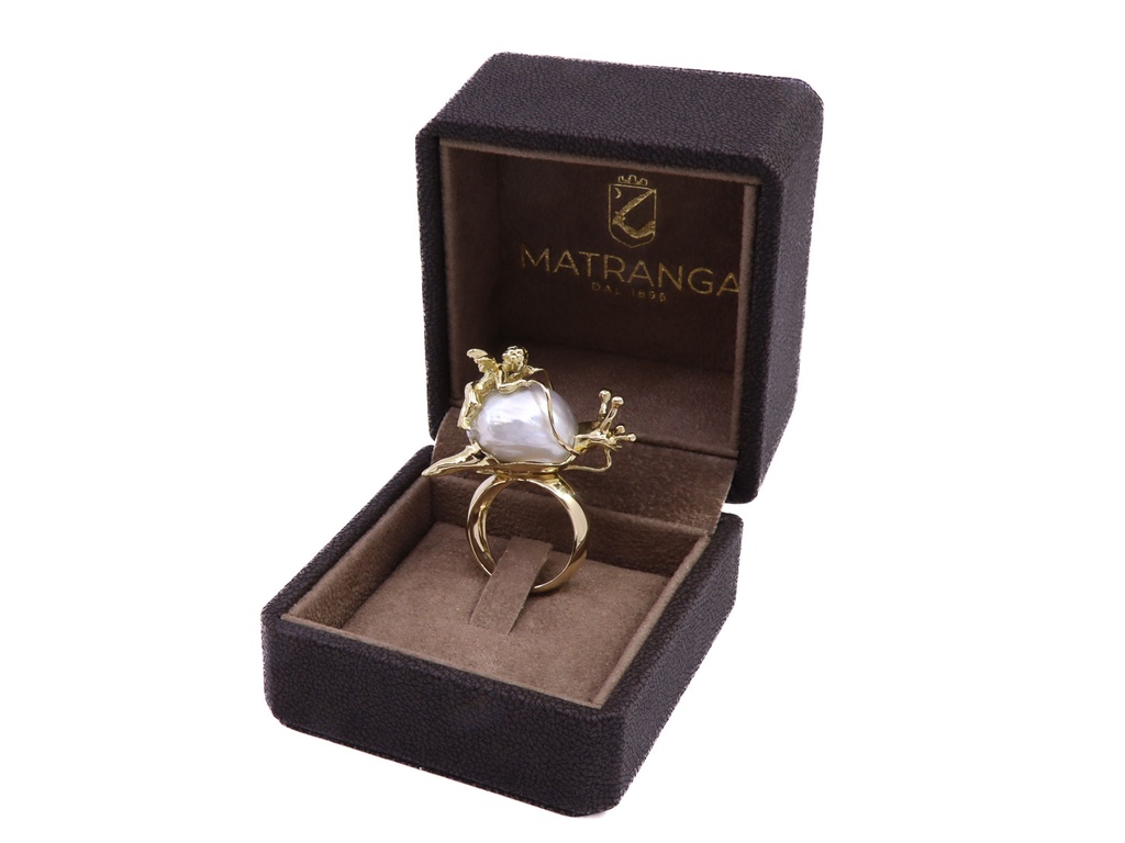Anello in oro giallo con una perla coltivata australiana  a titolo 750/°°° di grammi complessivi di 21.50