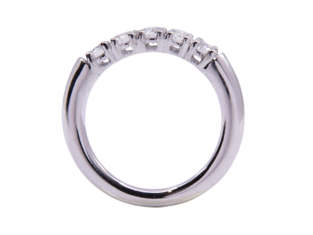 Anello in oro bianco a titolo 750/°°° di grammi 5.50 con dei diamanti per un totale di carati 0.68 colore G/H