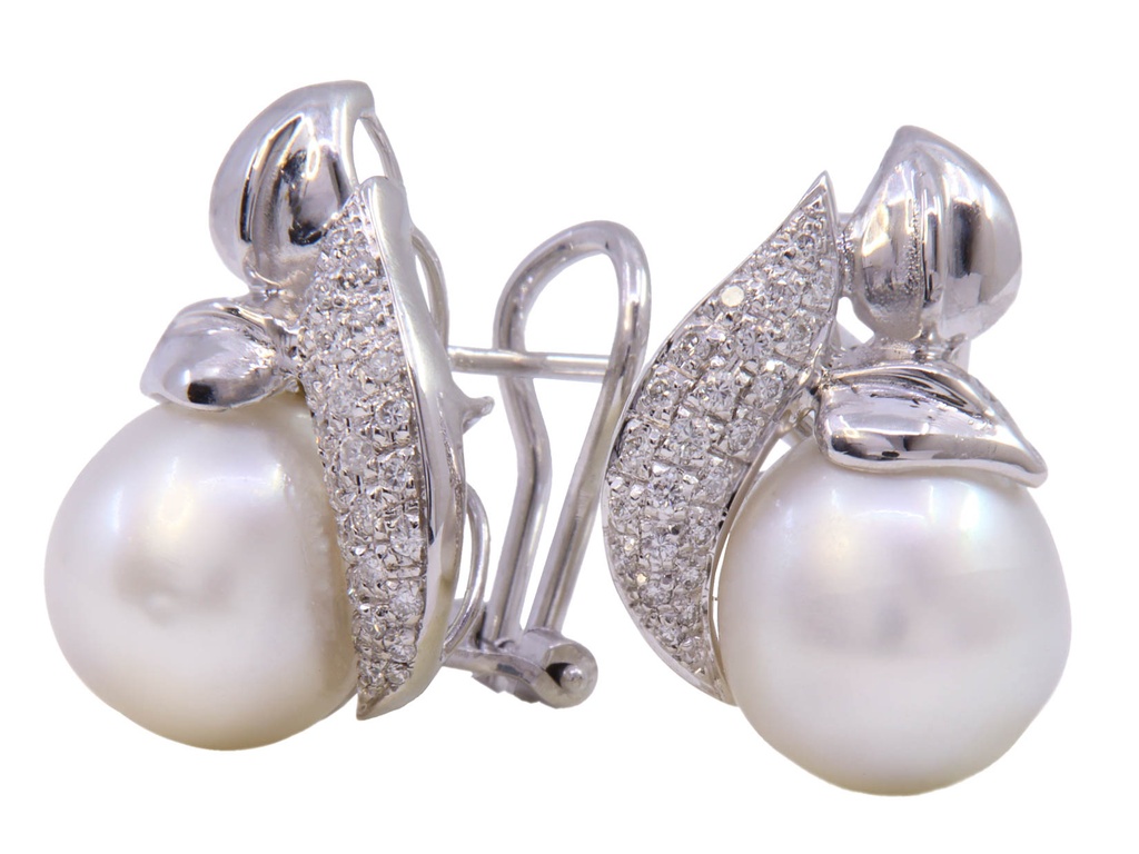 Orecchini in oro a titolo 750/°°° (18 carati) con due perle coltivate australiane e dei piccoli diamantini