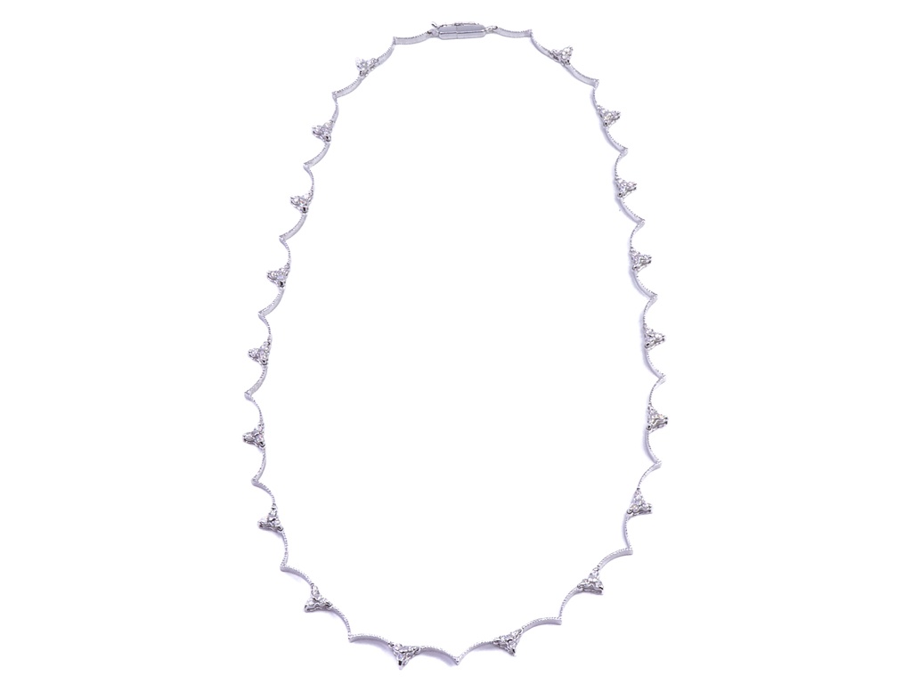 Girocollo in oro bianco a titolo 750/°°° di grammi 14.40 e dei piccoli diamantini