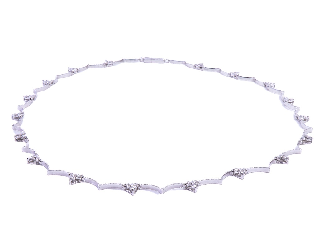 Girocollo in oro bianco a titolo 750/°°° di grammi 14.40 e dei piccoli diamantini