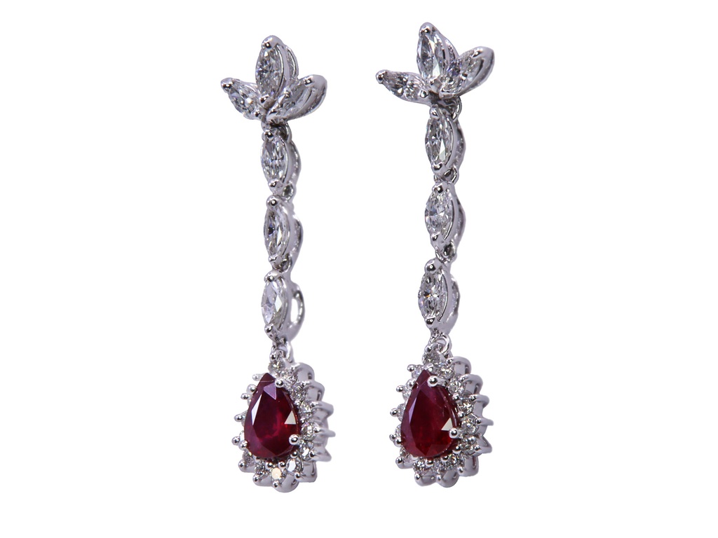 Orecchini in oro bianco a titolo 750/°°° con due rubini ( ct 1.49) con diamanti taglio marquise ct 1.21 diamanti taglio brillante ct 0.42