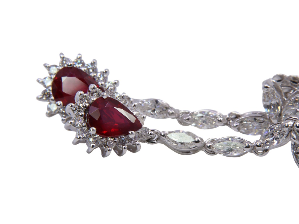 Orecchini in oro bianco a titolo 750/°°° con due rubini ( ct 1.49) con diamanti taglio marquise ct 1.21 diamanti taglio brillante ct 0.42