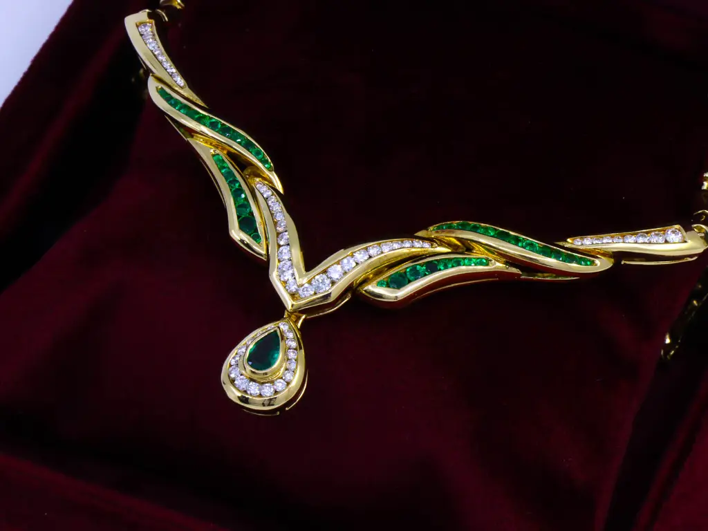 colla oro brill pietre verdi MT32618817-438.webp