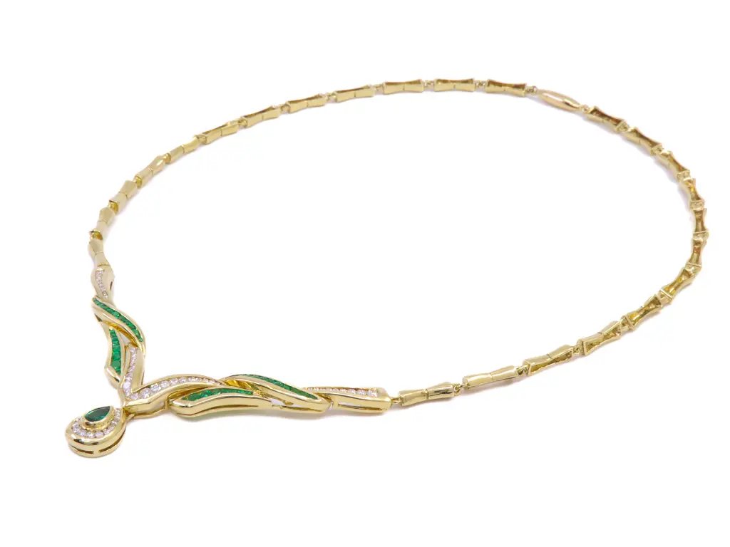 colla oro brill pietre verdi MT32618817-434.webp