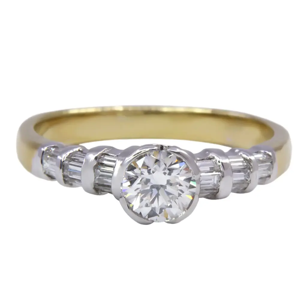 Anello solitario - Brillante centrale 0,59ct , baguette 0,38ct. G/H-VS1, oro 18kt. peso totale 4gr