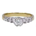 Anello solitario - Brillante centrale 0,59ct , baguette 0,38ct. G/H-VS1, oro 18kt. peso totale 4gr