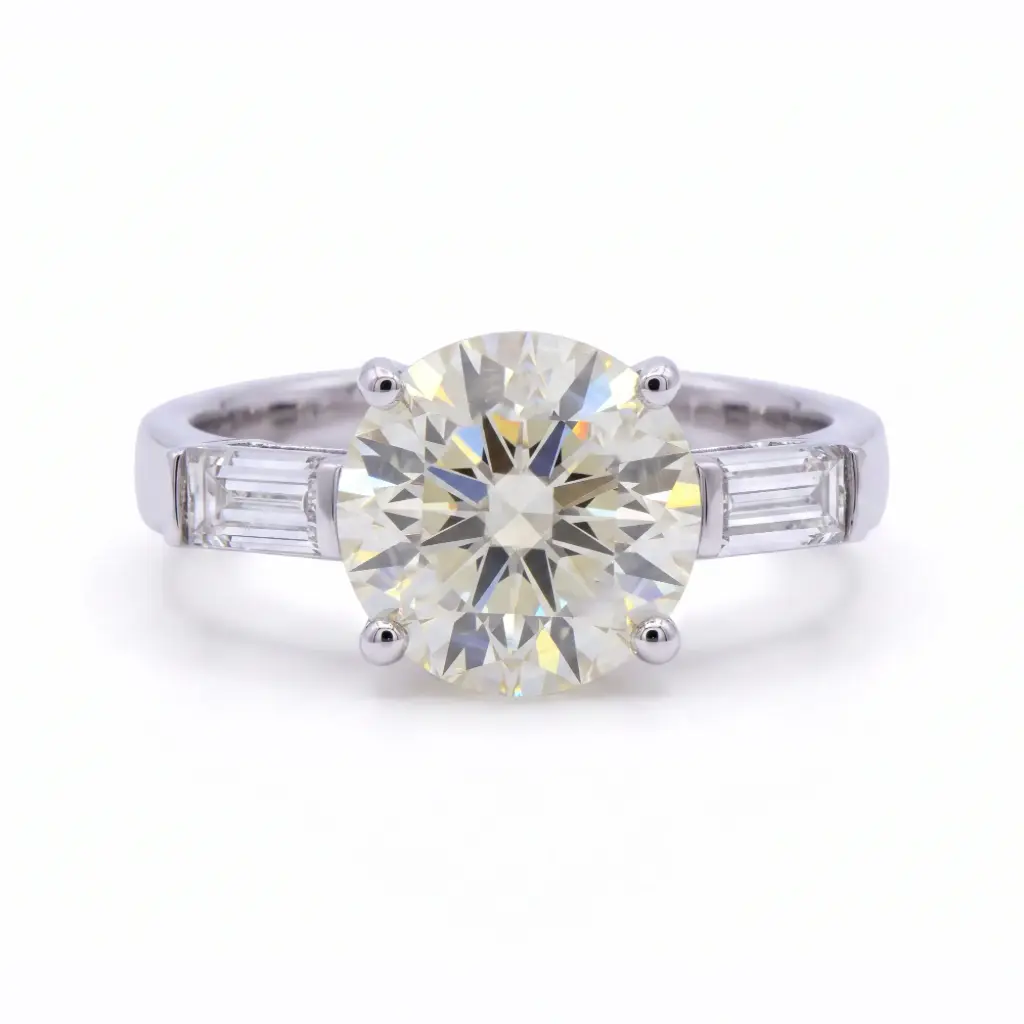 Anello solitario - Brillante naturale 3,11ct. ST-VS1, laterali 1,14ct. H-VS, oro bianco 18kt.
