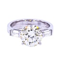 Anello solitario - Brillante naturale 3,11ct. ST-VS1, laterali 1,14ct. H-VS, oro bianco 18kt.