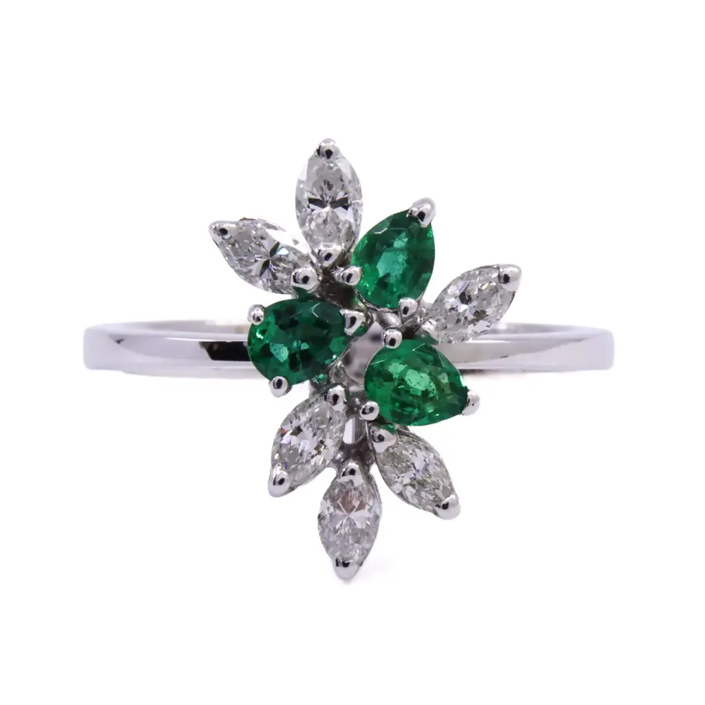 Anello - Smeraldi 0,42ct. brillanti 0,57ct. F/G-VVS, oro 18kt. peso totale 4,35gr.