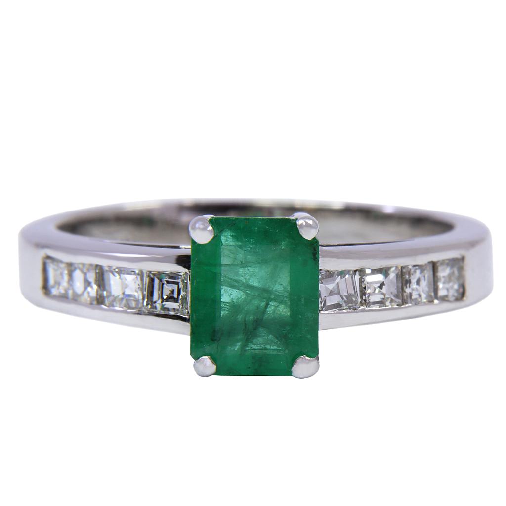 Anello in oro bianco a titolo 750/°°° di grammi 4.50 con uno smeraldo di ct 0.93 edei diamanti taglio princes per un totale di ct 0.43