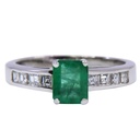 Anello in oro bianco a titolo 750/°°° di grammi 4.50 con uno smeraldo di ct 0.93 edei diamanti taglio princes per un totale di ct 0.43