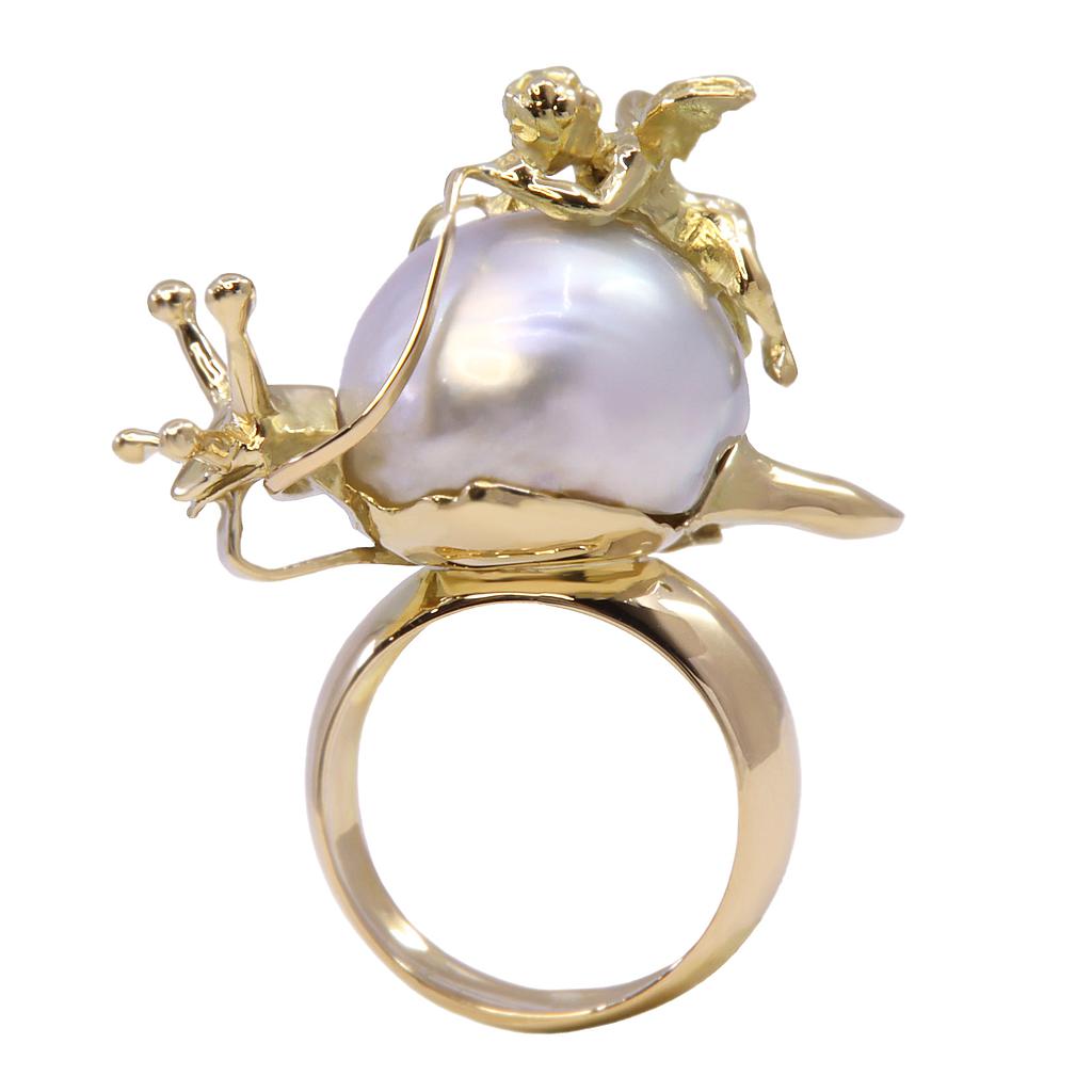 Anello scultura lumaca con putto - Perla australiana coltivata, oro 18kt