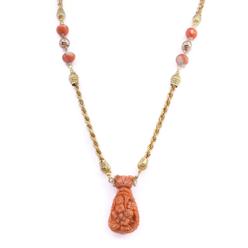Collana corallo chiaro con pendente intagliato- Oro 14kt, peso totale 49,5gr