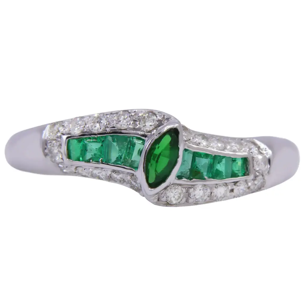 Anello - Smeraldi 0,50ct, brillanti 0,10ct. oro 18kt. peso totale 3,20