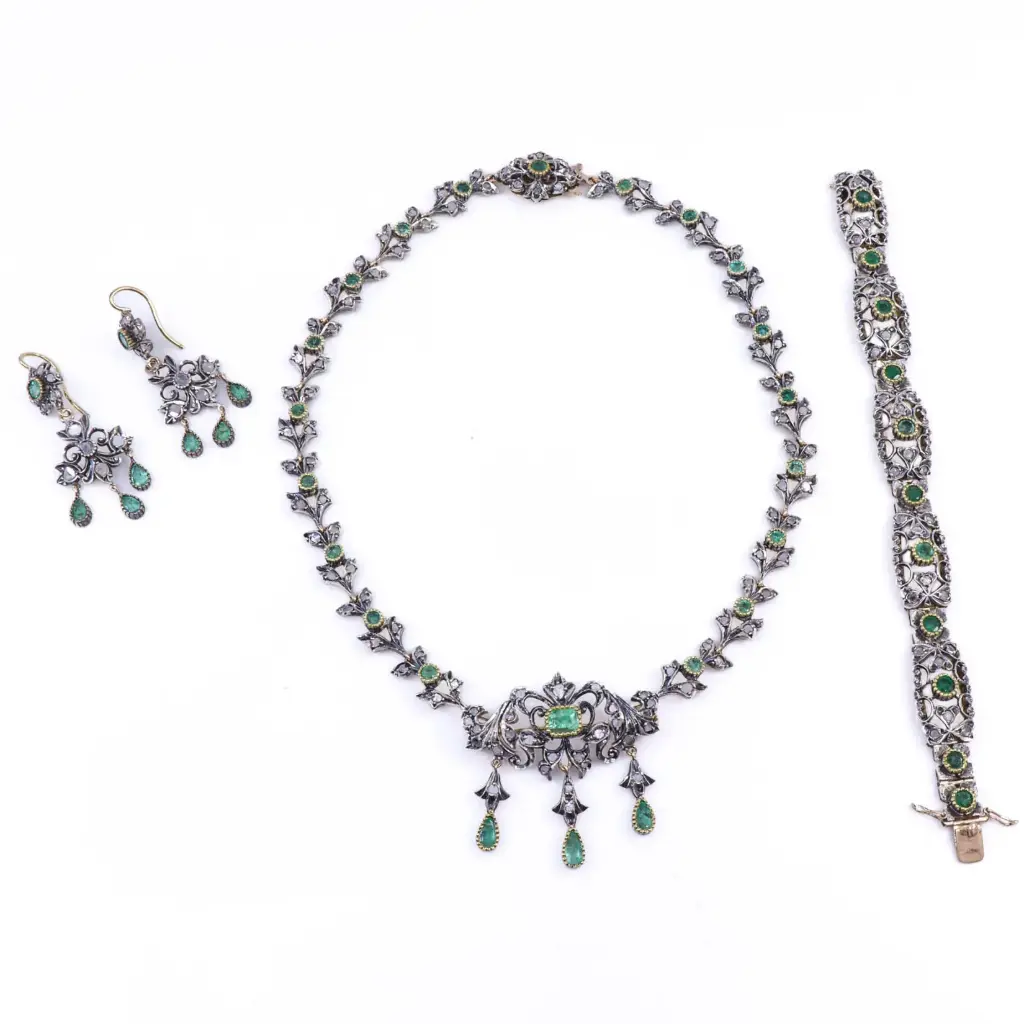Parure stile antico: Brillanti taglio antico, smeraldi, oro bassa caratura e argento.