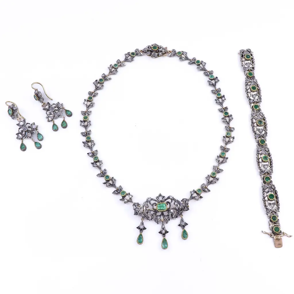 Parure stile antico: Brillanti taglio antico, smeraldi, oro bassa caratura e argento.