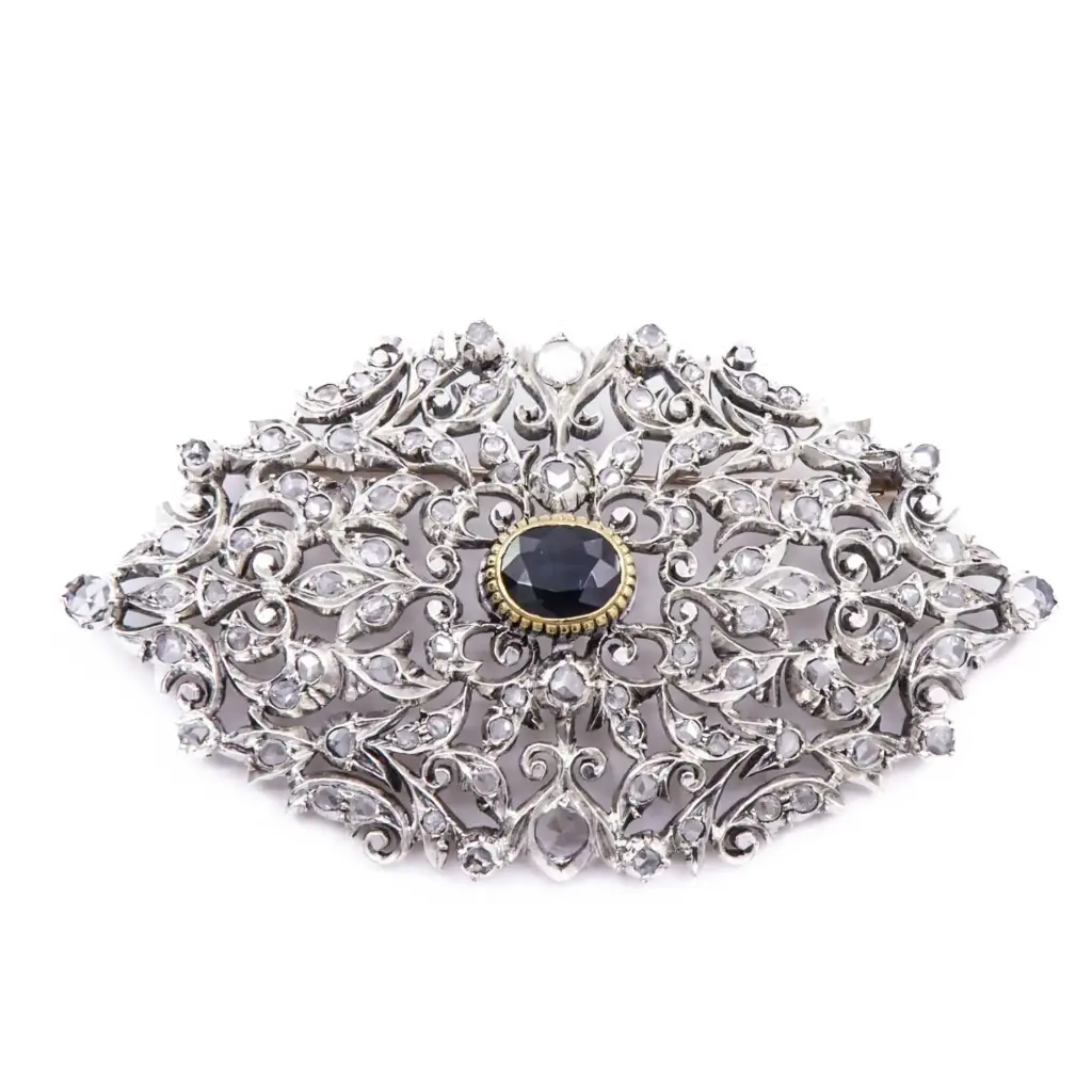 Spilla stile antico - Zaffiro centrale,  diamanti taglio rosa, argento e oro bassa caratura, peso totale 22,8gr