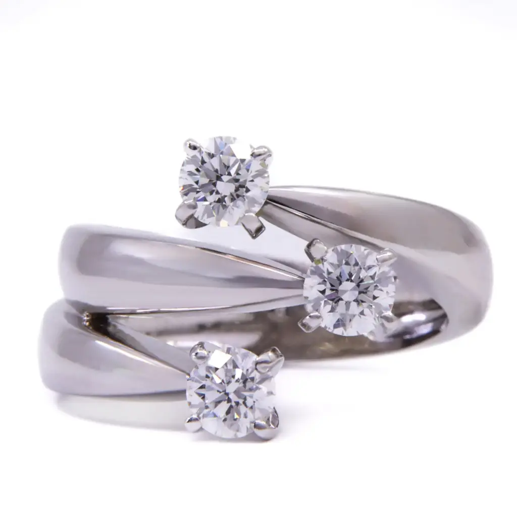 Anello Trilogy - Brillanti 0,90ct. G-VS1, oro 18kt. peso totale 7,20gr.