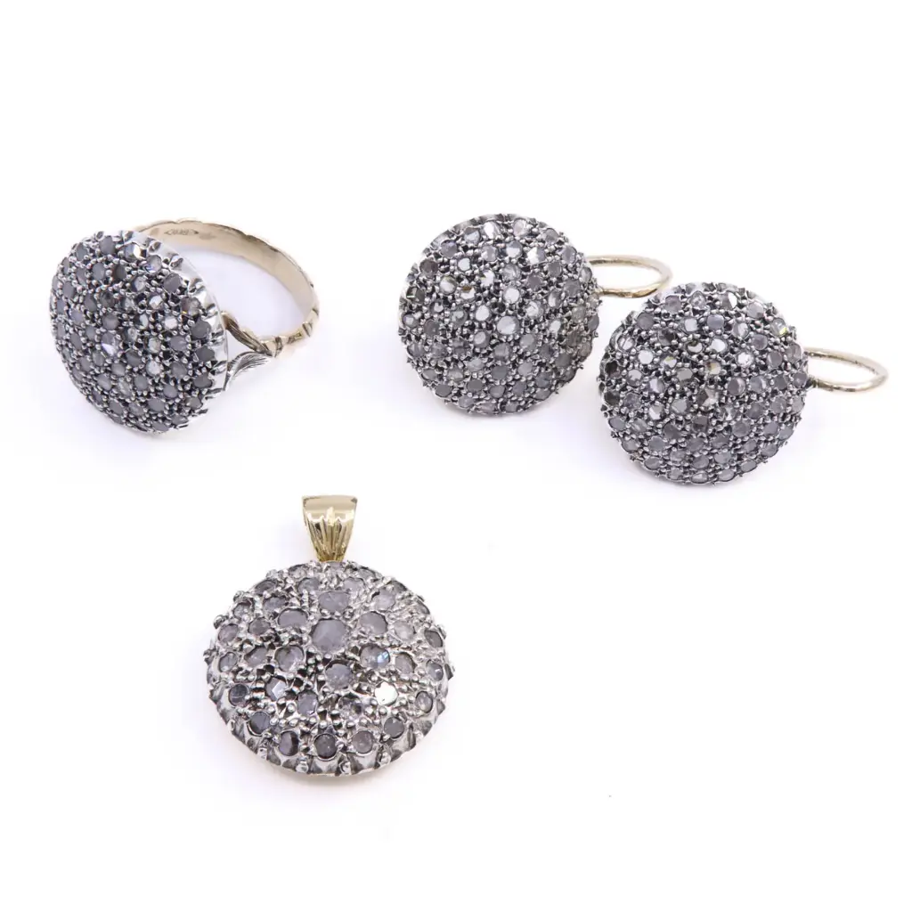 Parure stile antico: Brillanti taglio antico, oro bassa caratura e argento. peso totale 26gr.