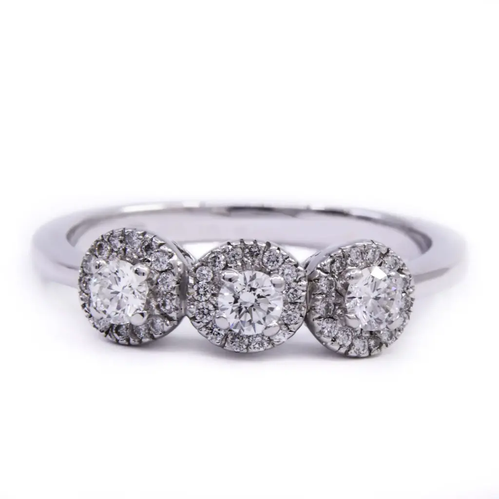  Anello Trilogy - Brillanti 0,60ct. G-VS1, oro 18kt. peso totale 5,20gr.