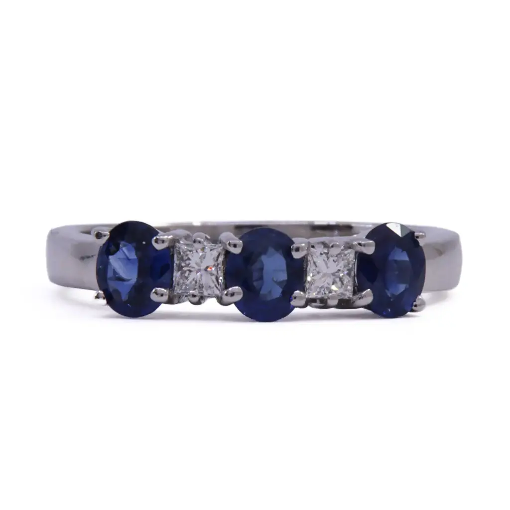 Anello - Zaffiri 1,05ct. brillanti 0,30ct. G-VS1 in oro 18kt. 5,5gr