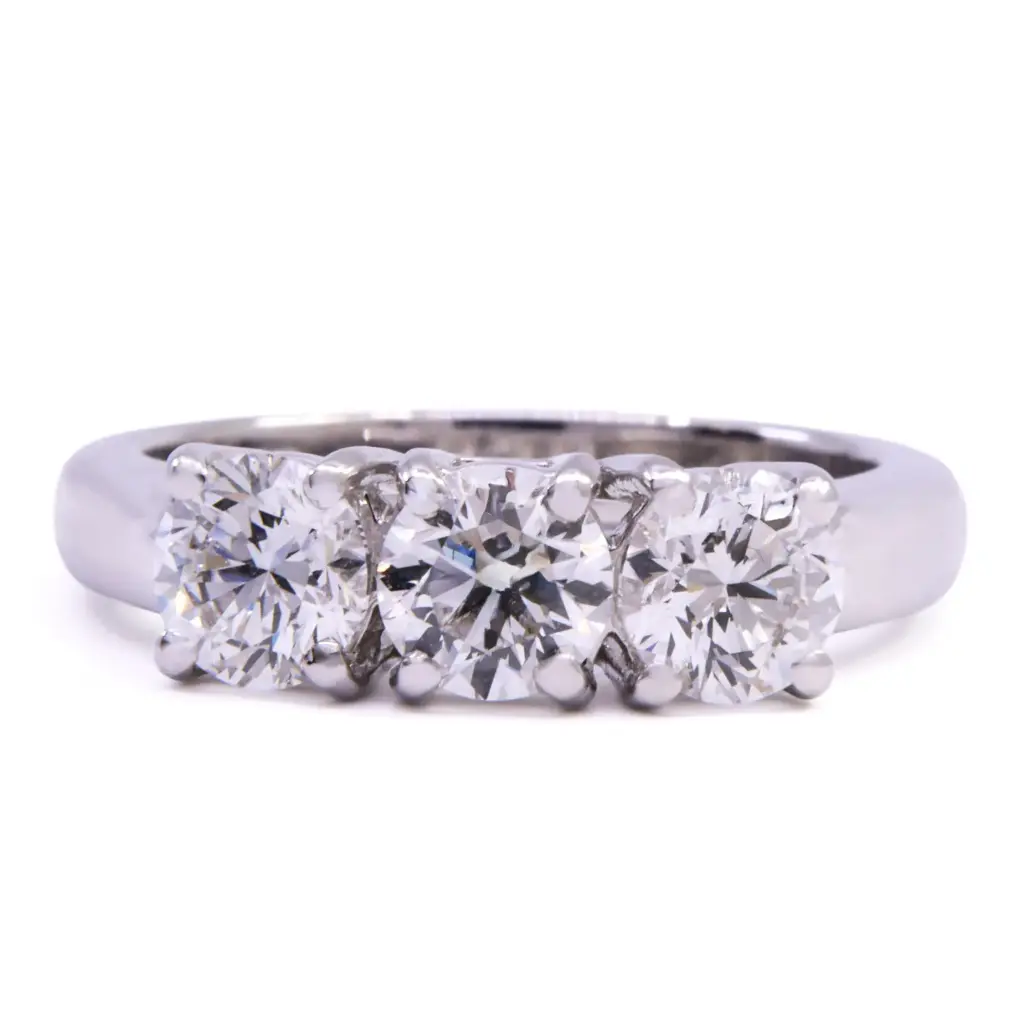 Anello Trilogy - Brillanti 2,10ct.  D-VS1 cert. GIA, oro 18kt, peso totale 5gr 