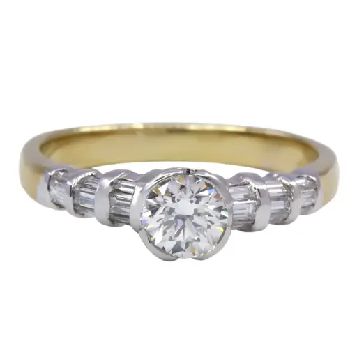 [MT32509602] Anello solitario - Brillante centrale 0,59ct , baguette 0,38ct. G/H-VS1, oro 18kt. peso totale 4gr