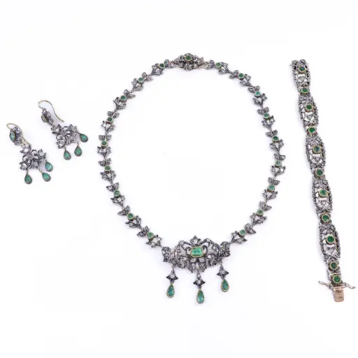 [MT32532394] Parure stile antico: Brillanti taglio antico, smeraldi, oro bassa caratura e argento.