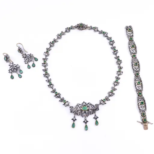 [MT32532394] Parure stile antico: Brillanti taglio antico, smeraldi, oro bassa caratura e argento.