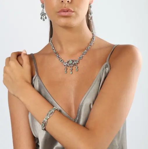 [MT32532394] Parure stile antico: Brillanti taglio antico, smeraldi, oro bassa caratura e argento.