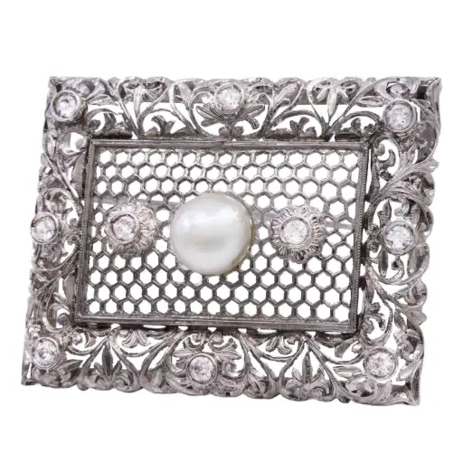 [MT32536464]  Spilla traforata con perla MaBe - Brillanti taglio antico, oro 18kt. gr.13,9