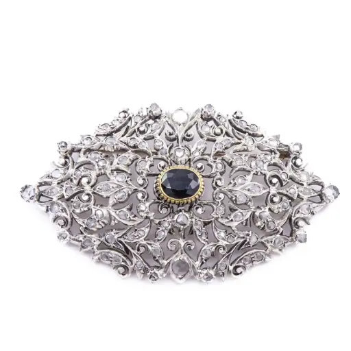 [MT32603459] Spilla stile antico - Zaffiro centrale,  diamanti taglio rosa, argento e oro bassa caratura, peso totale 22,8gr