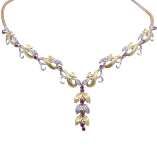 [MT32613602] Girocollo stile antico con rubini e brillanti: Peso totale 27,40gr. oro 18kt.