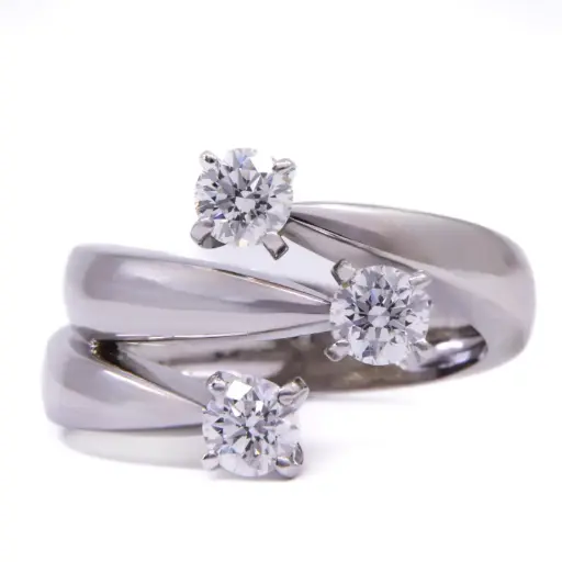 [MT32619629] Anello Trilogy - Brillanti 0,90ct. G-VS1, oro 18kt. peso totale 7,20gr.